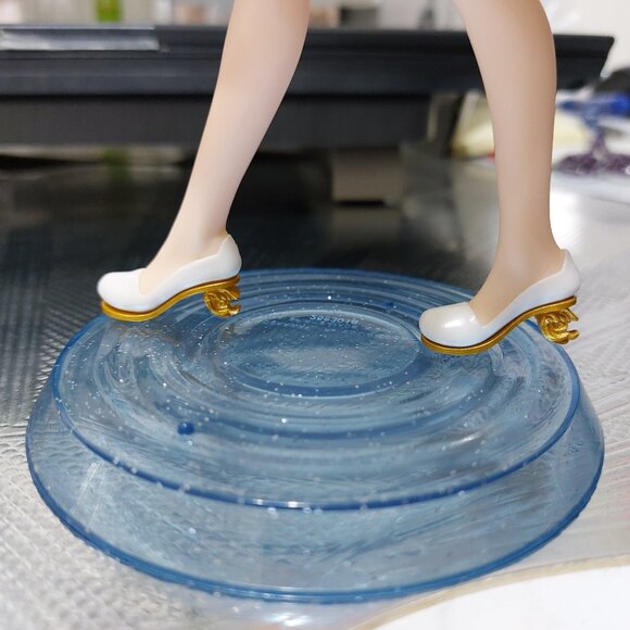 Super Pretty Cute Anime Girl In a Pretty Princess Dress in Gold Toned Gold Heels - Picture 6 of 13